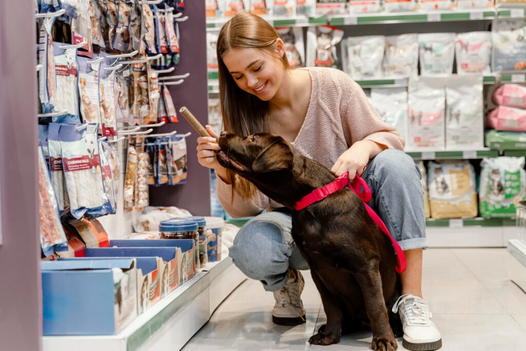 Mulher alimentando seu pet com produto de um petshop