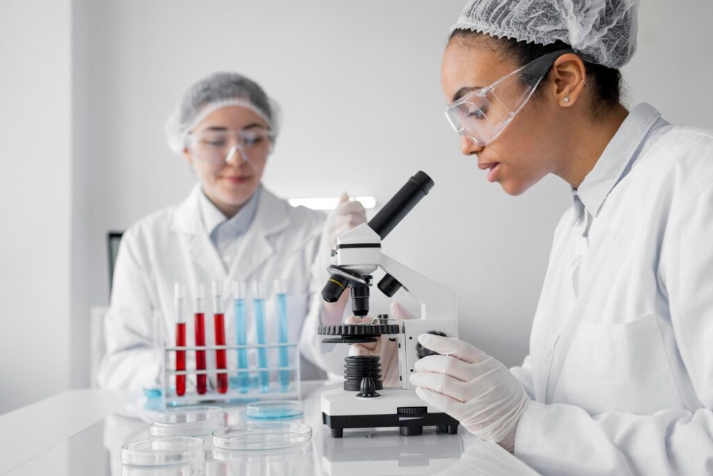 Mulheres em um laboratório fazendo experimentos.